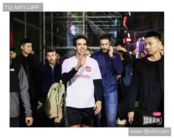 卡卡足球明星亲临中国与球迷互动展现足球魅力与激情