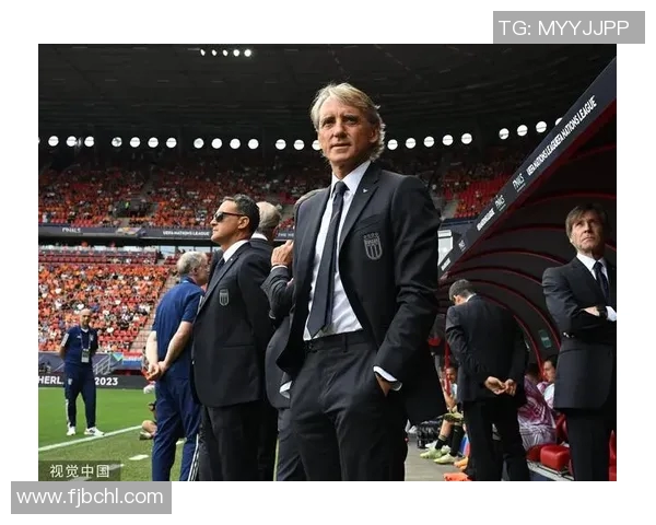 足球明星华丽西装亮相赛场瞬间展现风采与魅力